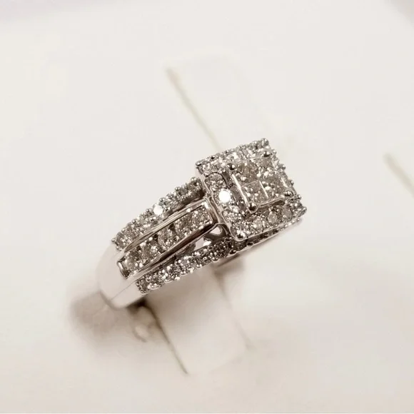 10K Halo Diamond Ring - Picture 5 of 11